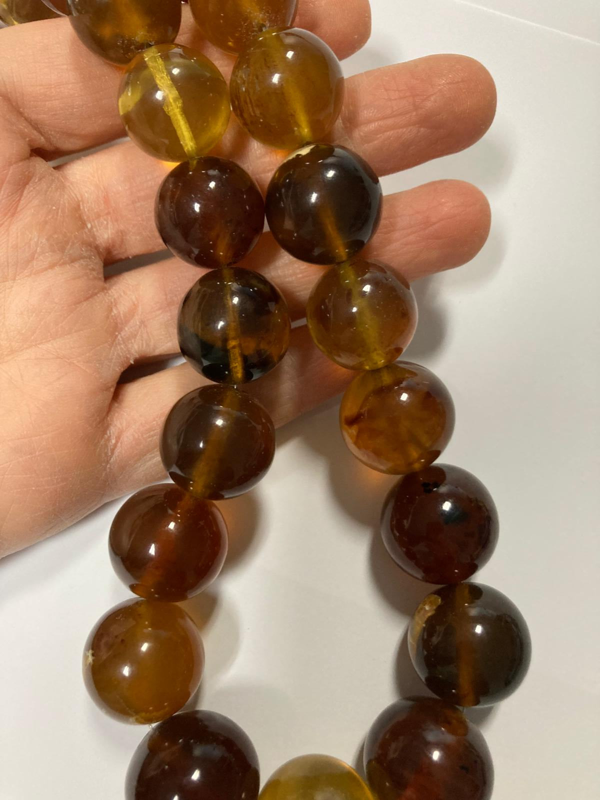 Ambra di sumatra sferica multicolore