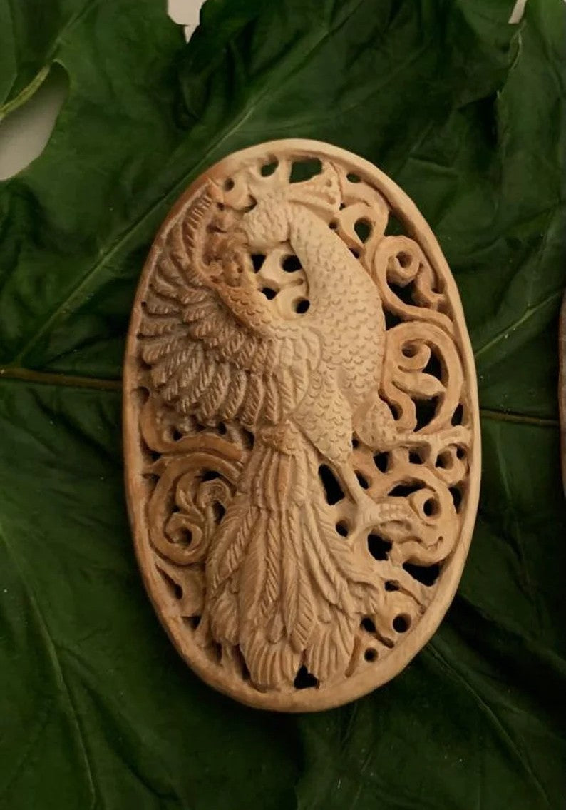 Ovale con pavone in mammut