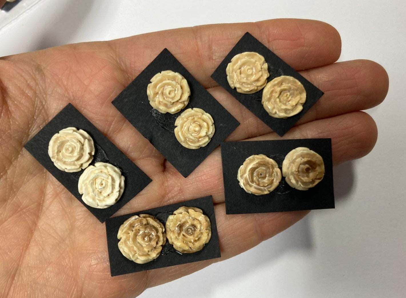 Coppie per orecchini in mammut, fiori