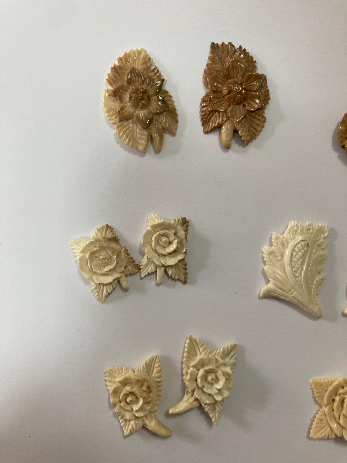 Lot of carved mammoth flowers