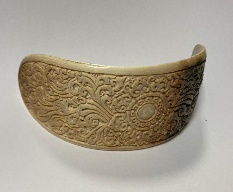 Componente per capelli intagliato in mammut