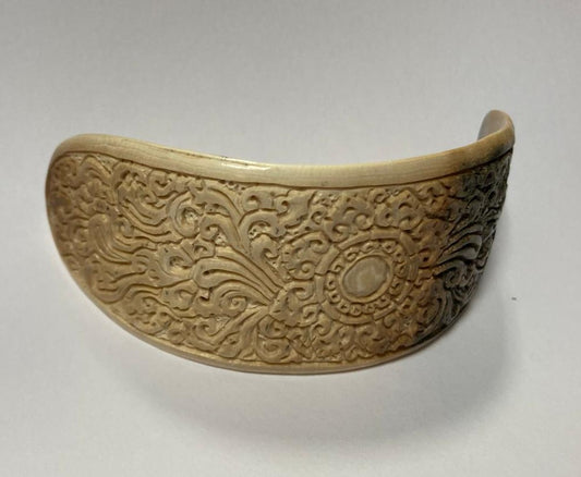 Componente per capelli intagliato in mammut