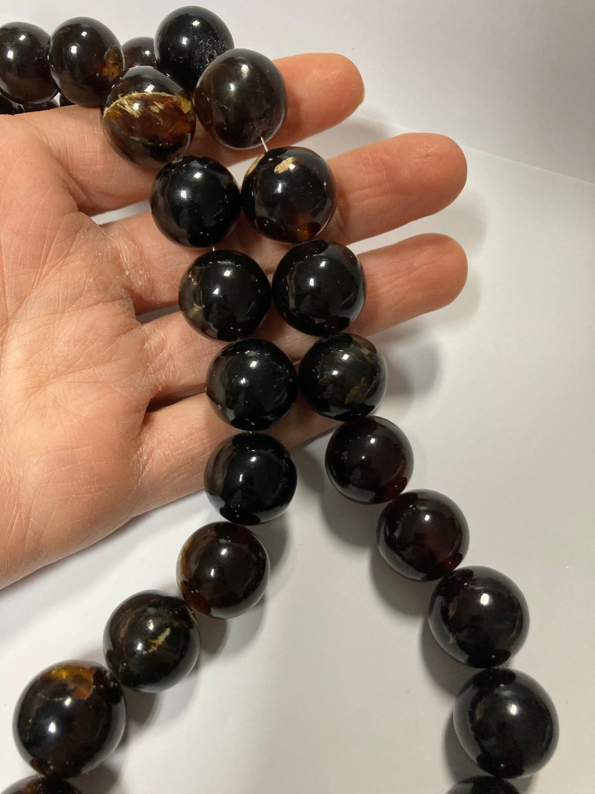 Ambra di sumatra sferica nera