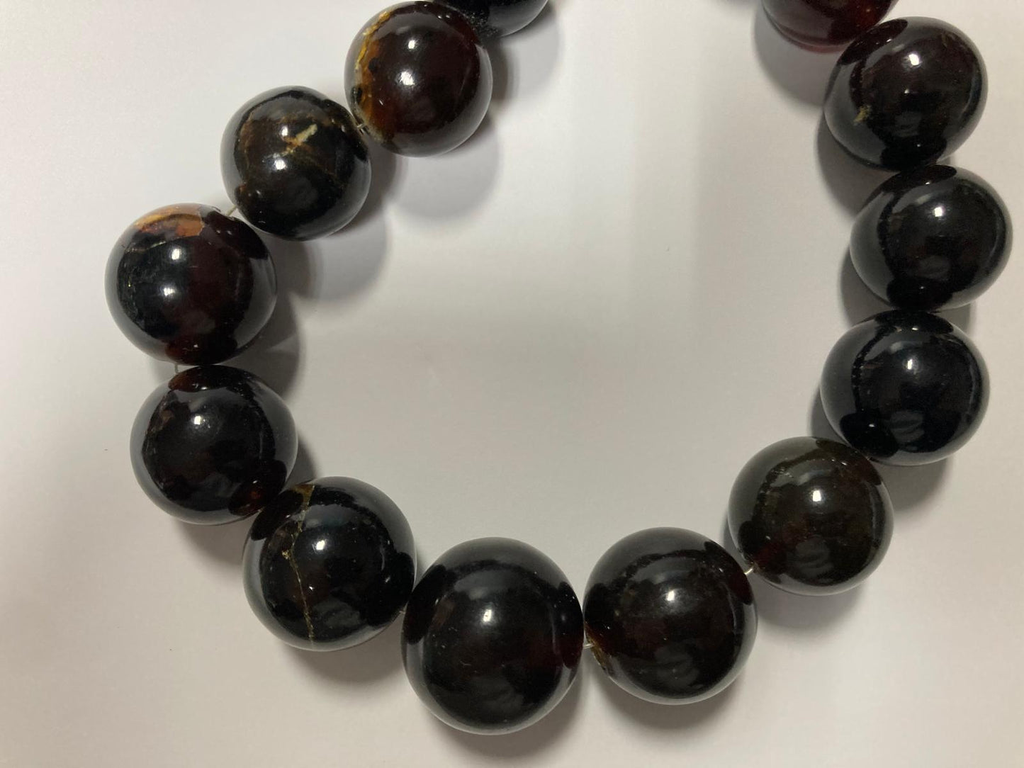 Ambra di sumatra sferica nera