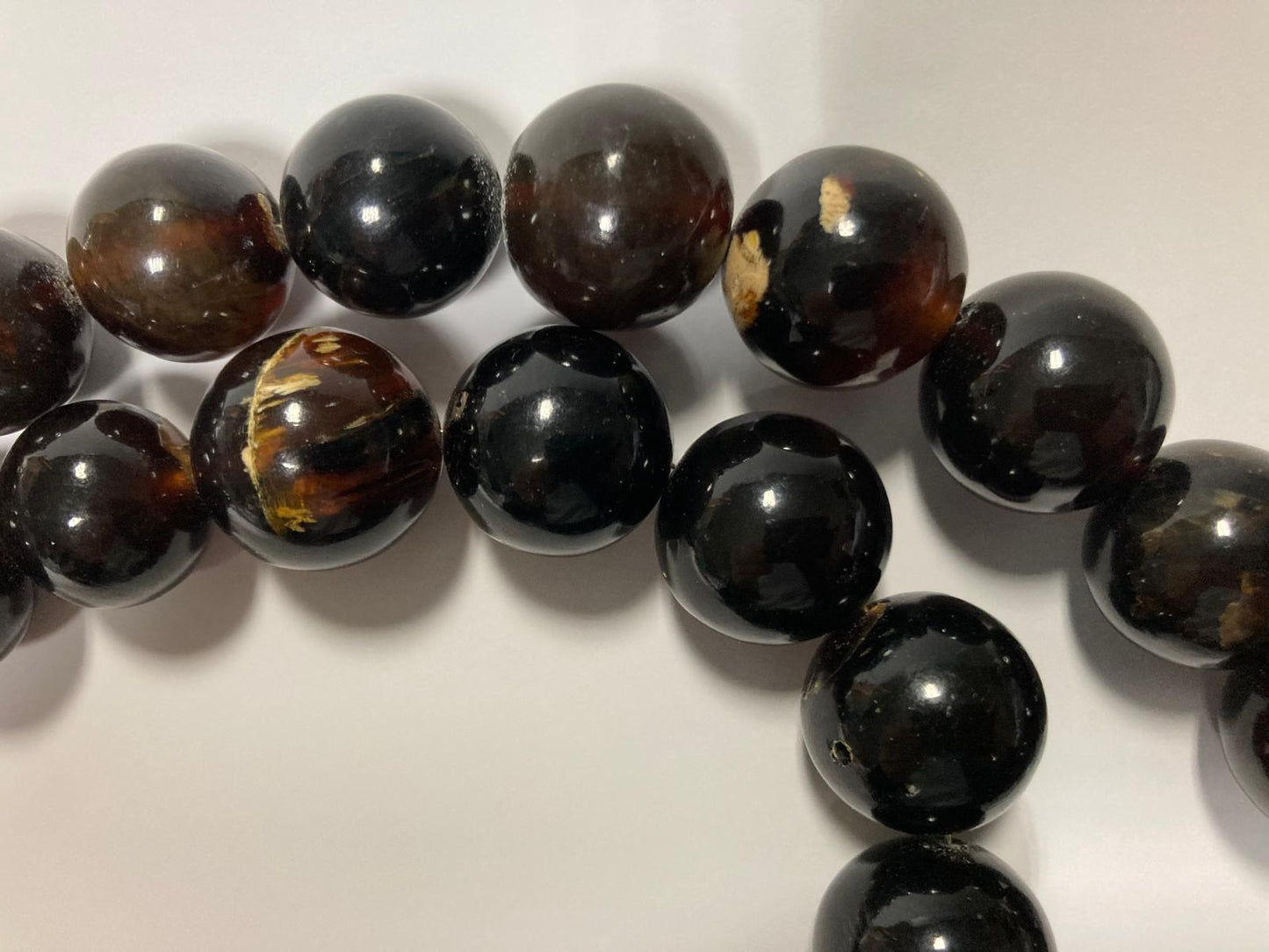 Ambra di sumatra sferica nera