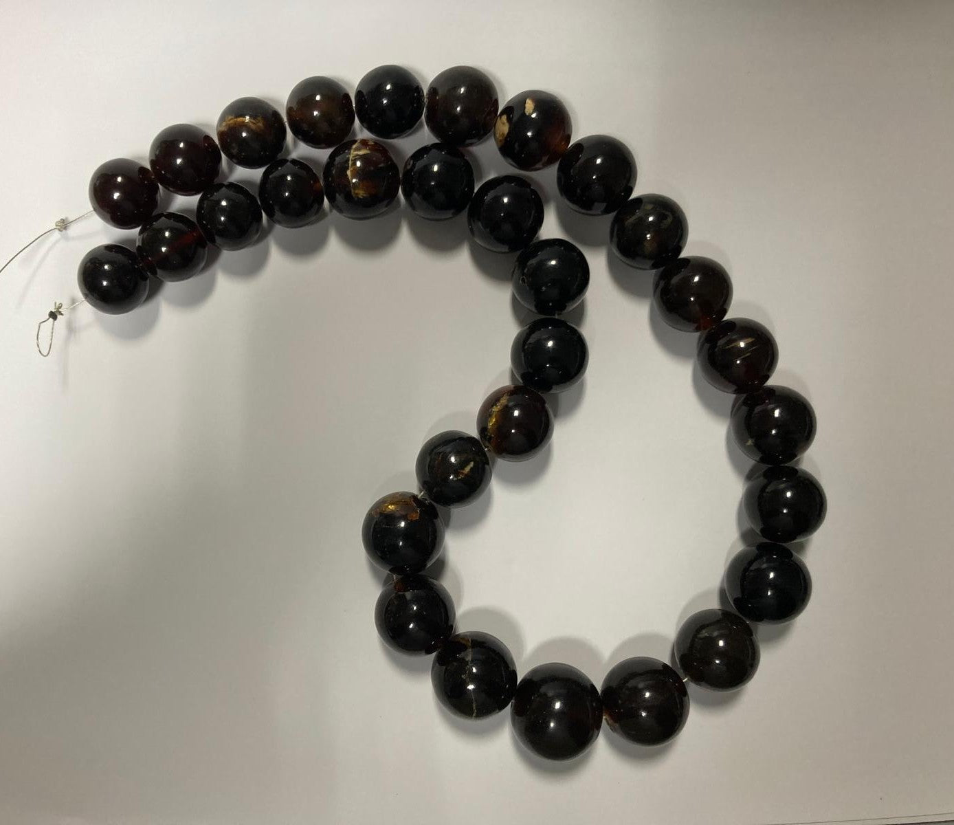 Ambra di sumatra sferica nera