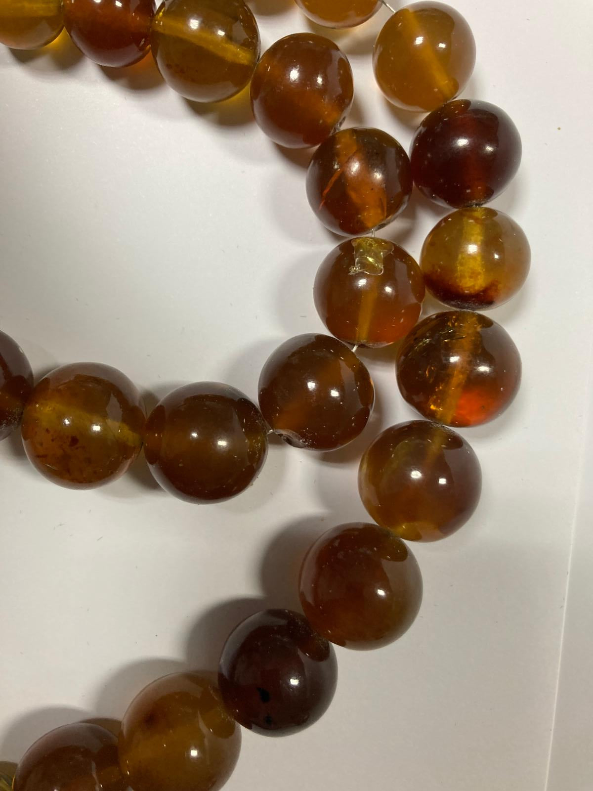 Ambra di sumatra sferica bicolore