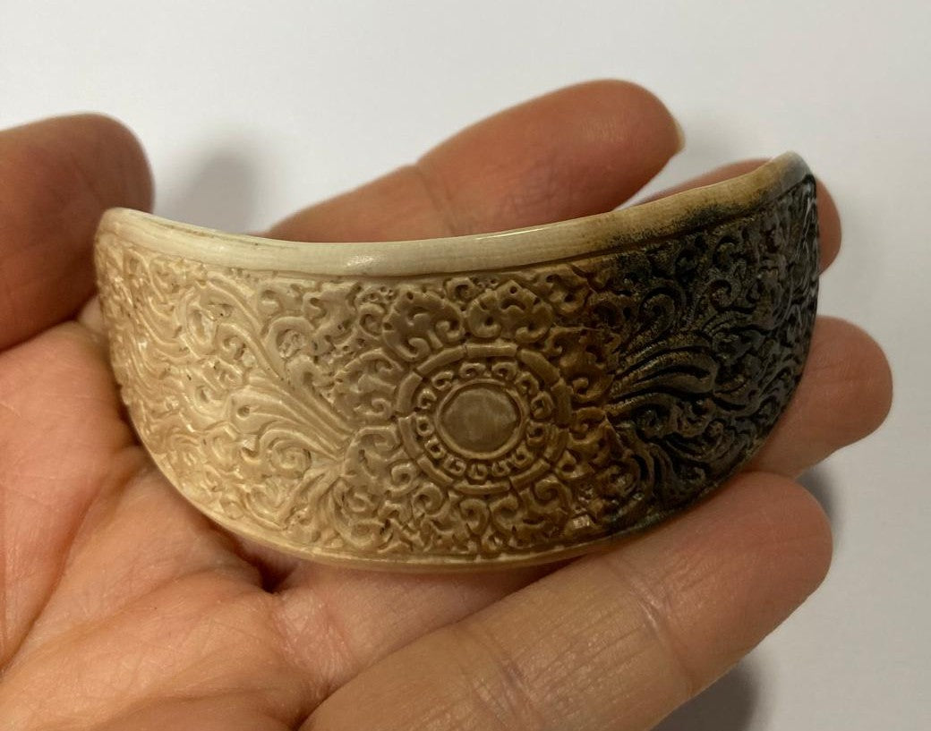 Componente per capelli intagliato in mammut