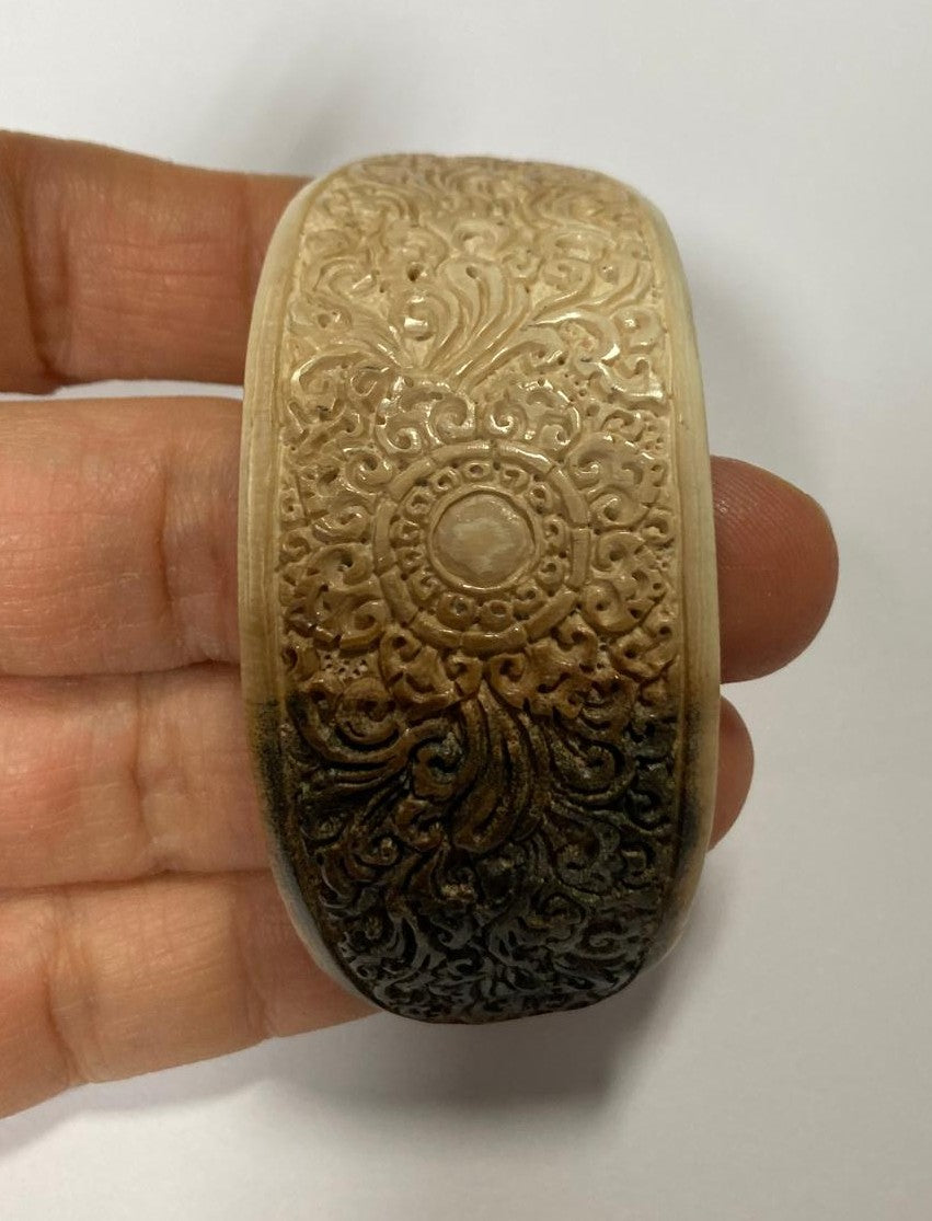 Componente per capelli intagliato in mammut