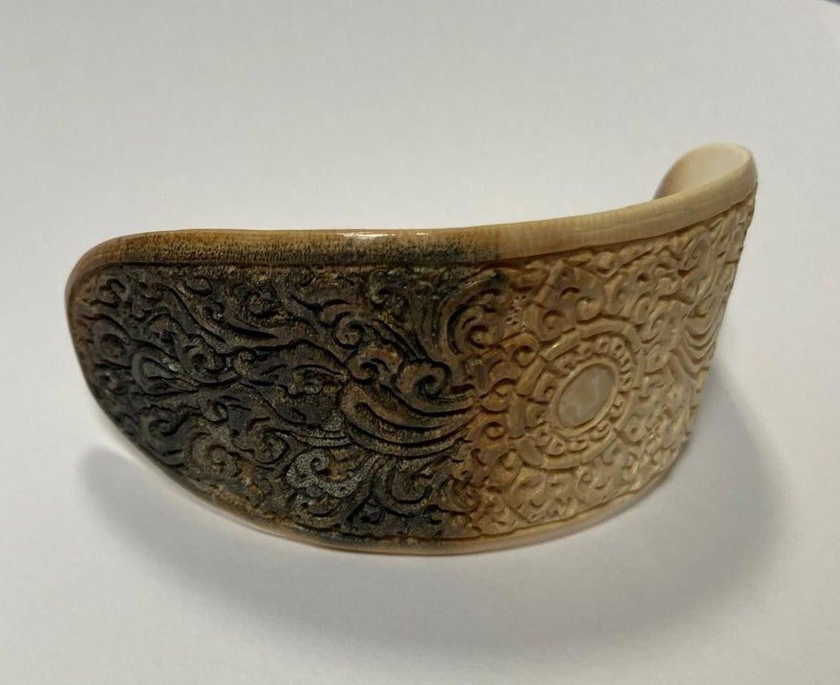 Componente per capelli intagliato in mammut