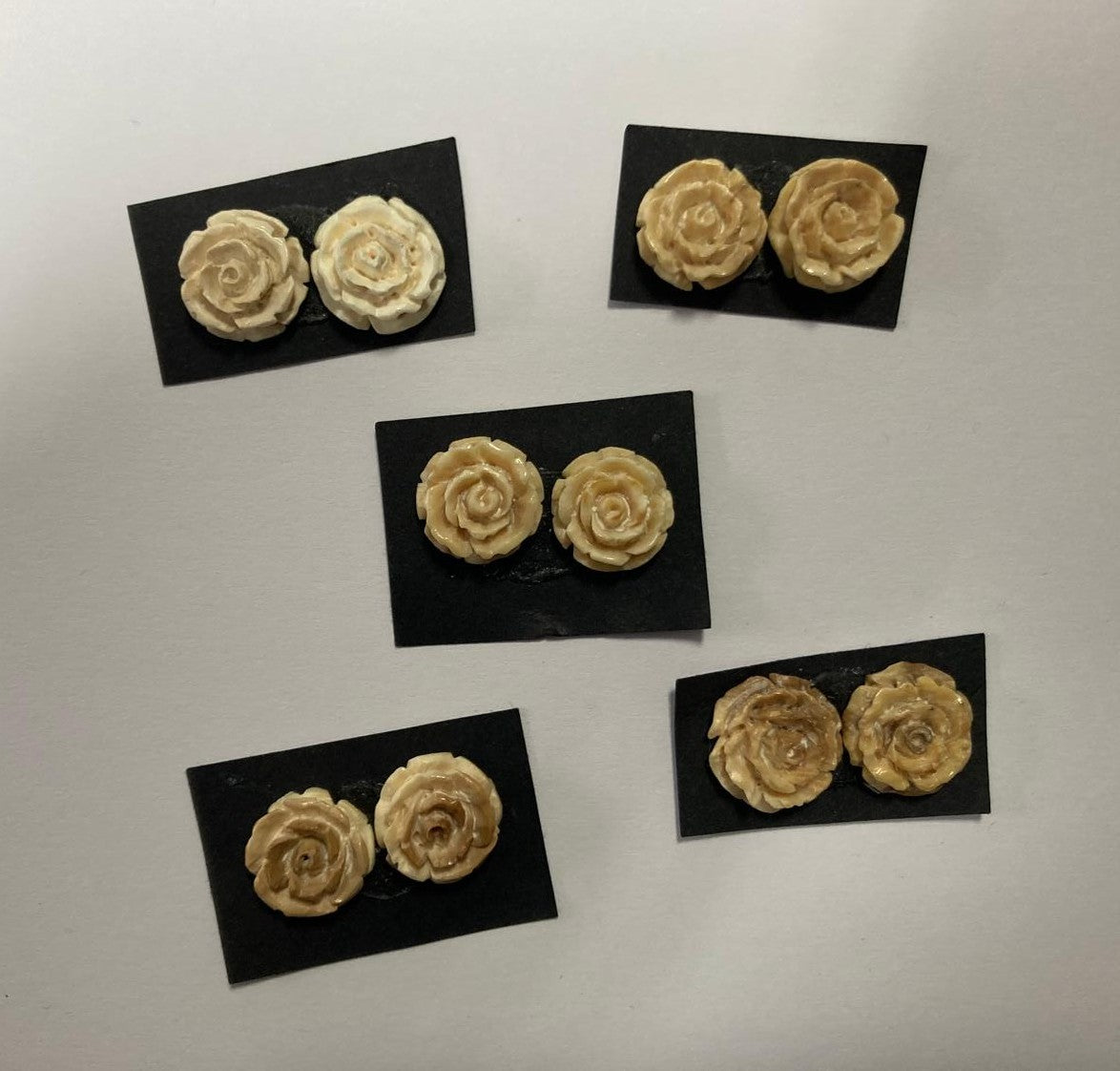 Coppie per orecchini in mammut, fiori