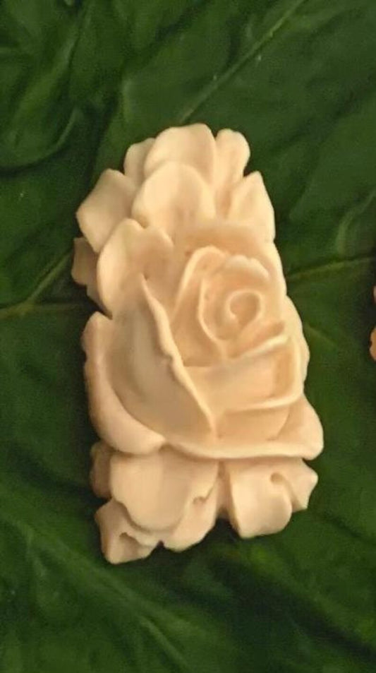 Fiore intagliato in mammut