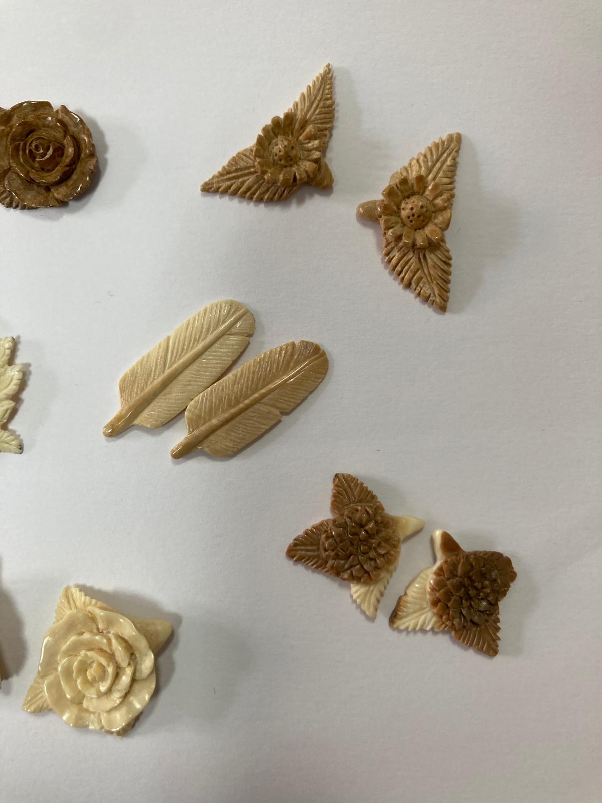 Lot of carved mammoth flowers