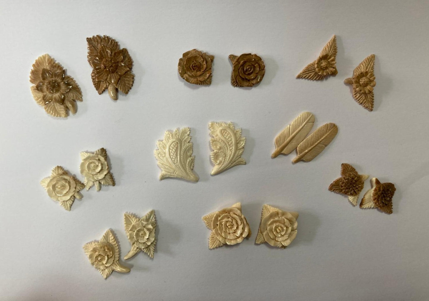 Lot of carved mammoth flowers