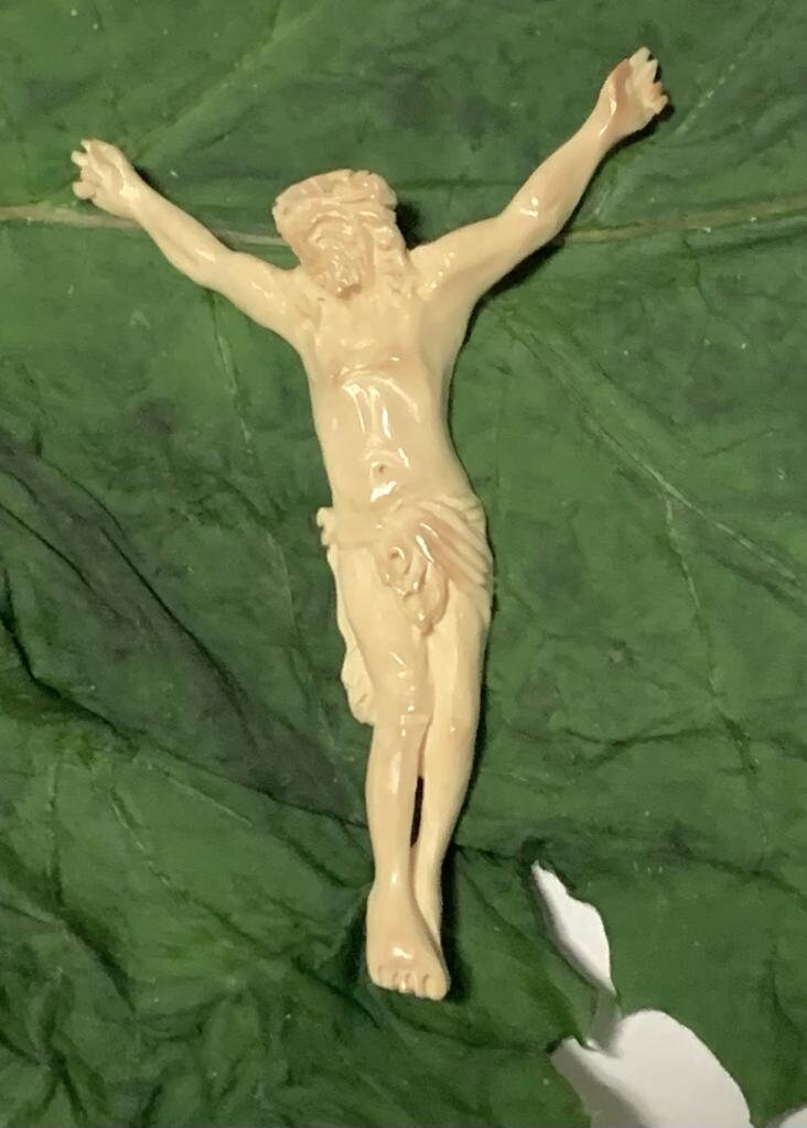 Miniatura, figura di Cristo crocifisso in mammut