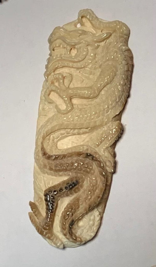 Miniatura, figura di drago intagliato in mammut