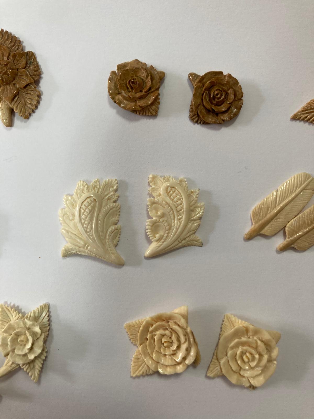 Lot of carved mammoth flowers