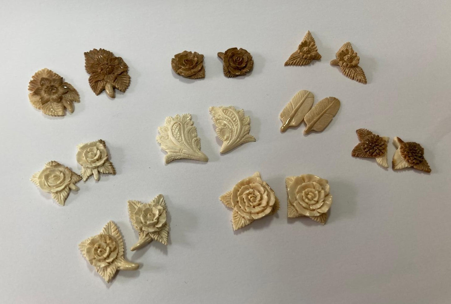 Lot of carved mammoth flowers