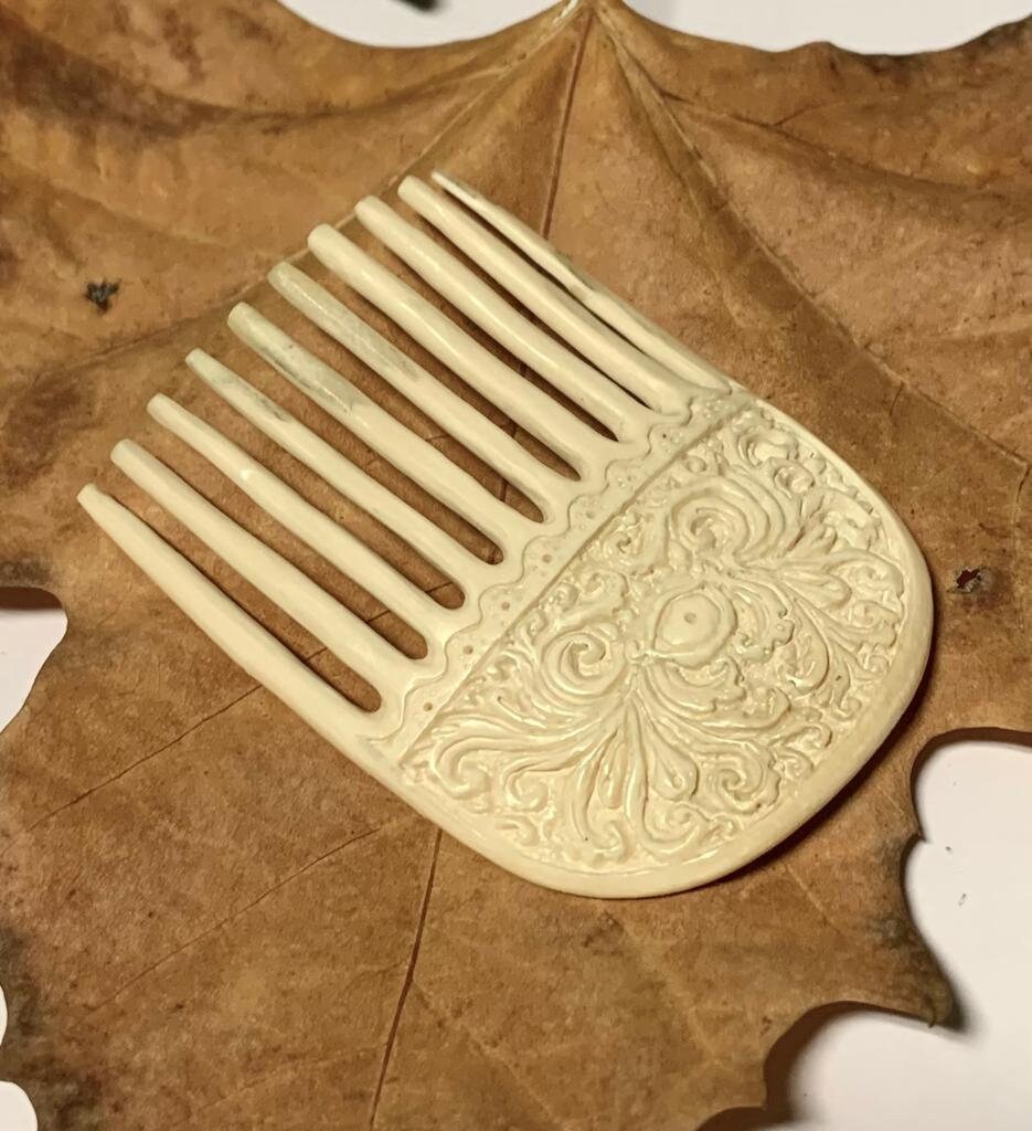 Pettine in corno di mammut naturale